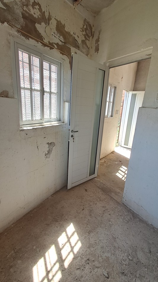 Galpon al frente con oficina y baño