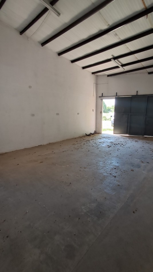 Galpon al frente con oficina y baño