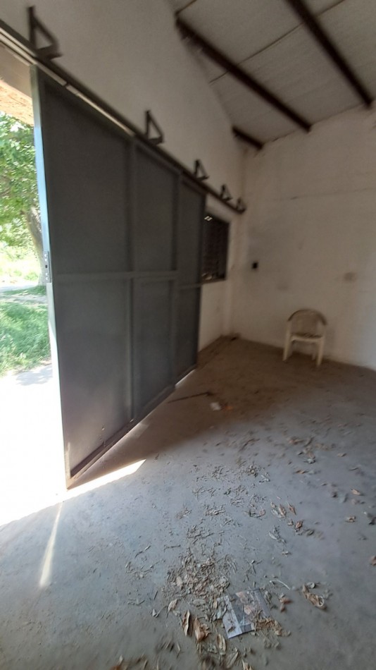 Galpon al frente con oficina y baño