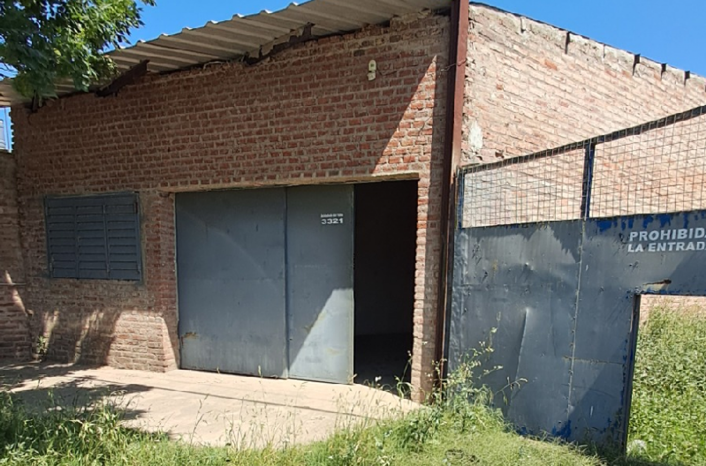 Galpon al frente con oficina y baño