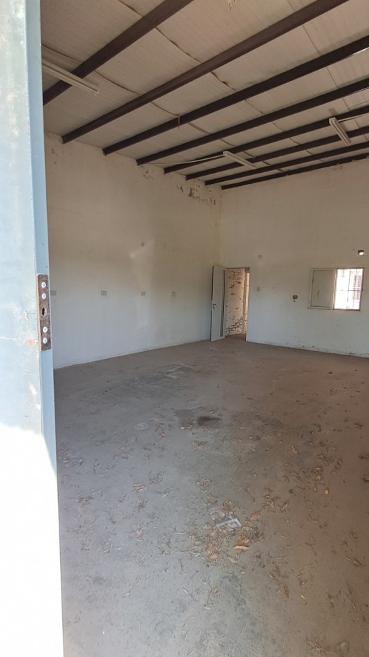 Galpon al frente con oficina y baño