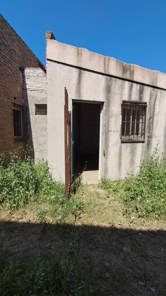 Galpon al frente con oficina y baño