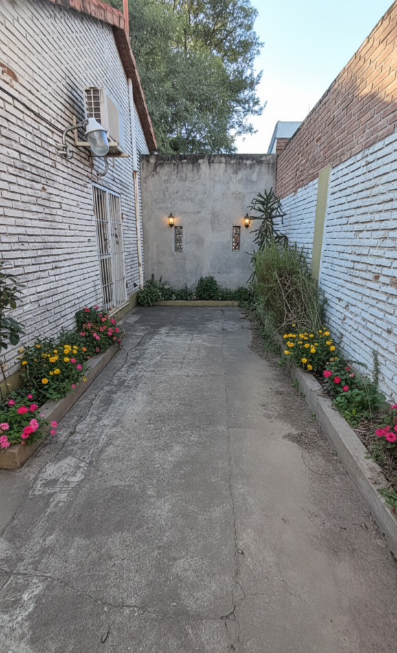  CASA 2DORM, COCHERA, GRAN PATIO A 150M ARISTOBULO, Bo ESMERALDA ESTE.