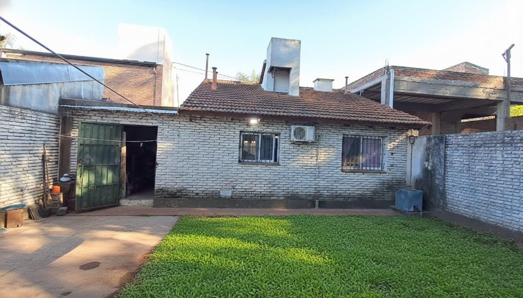  CASA 2DORM, COCHERA, GRAN PATIO A 150M ARISTOBULO, Bo ESMERALDA ESTE.