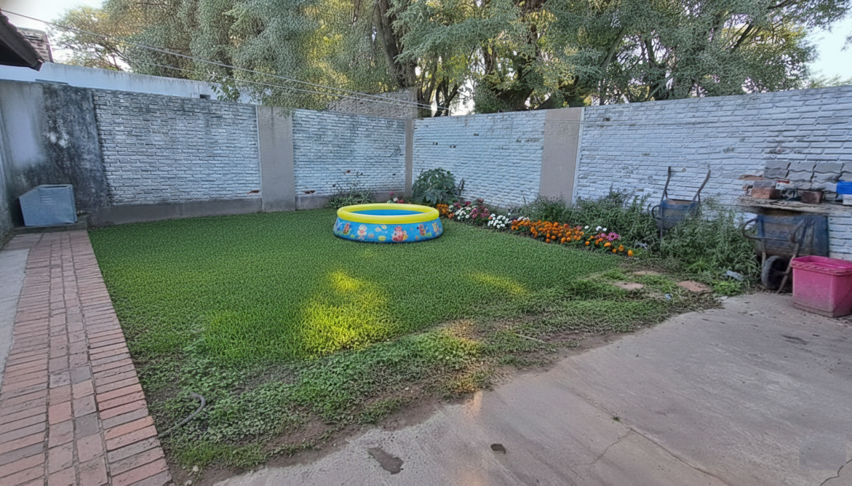  CASA 2DORM, COCHERA, GRAN PATIO A 150M ARISTOBULO, Bo ESMERALDA ESTE.