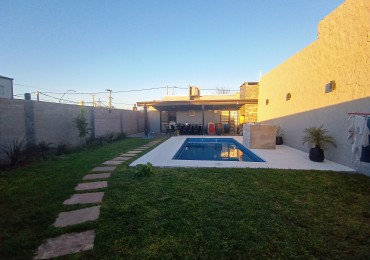 Casa con piscina en Praderas 