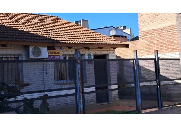  CASA 2DORM, COCHERA, GRAN PATIO A 150M ARISTOBULO, Bo ESMERALDA ESTE.