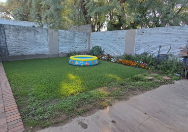  CASA 2DORM, COCHERA, GRAN PATIO A 150M ARISTOBULO, Bo ESMERALDA ESTE.